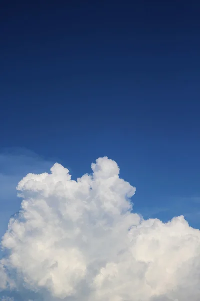 Awan musim panas di langit biru — Stok Foto