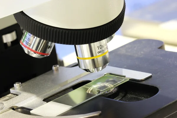 Primer plano lente del microscopio — Foto de Stock