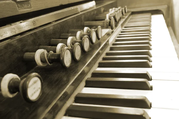 Закрыть ручную игру на старинном пианино — стоковое фото