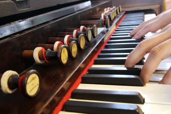 Tocar de cerca piano vintage —  Fotos de Stock