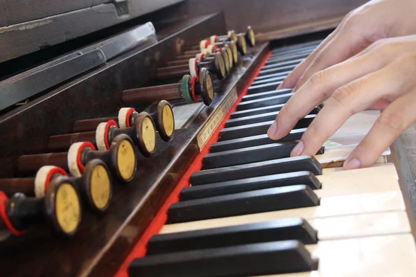 Tocar de cerca piano vintage —  Fotos de Stock