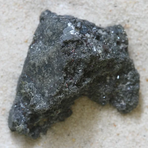 Крупним планом срібний мінерал на піску — стокове фото