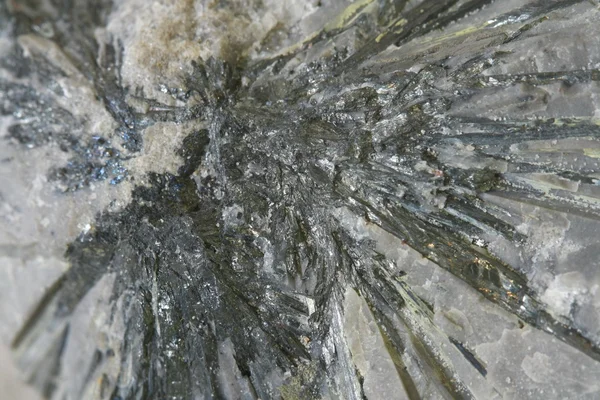 Antimon mineral taş, yakın stibnite
