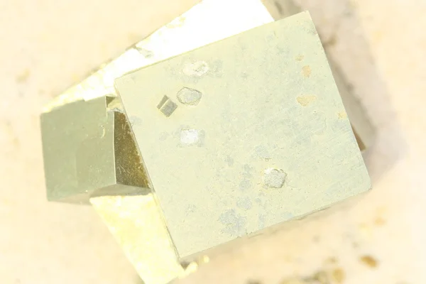 Крупним планом кубічний мінерал, залізний пірит — стокове фото