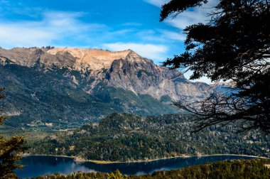 Tepenin tepesinden dağ manzarası. Göl manzaralı Katedral Tepesi.