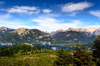 Tepenin tepesinden dağ manzarası. Göl manzaralı Katedral Tepesi.