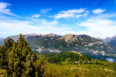 Tepenin tepesinden dağ manzarası. Göl manzaralı Katedral Tepesi.