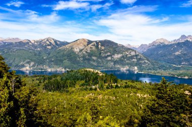 Tepenin tepesinden dağ manzarası. Göl manzaralı Katedral Tepesi.