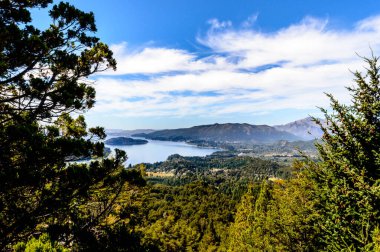 Tepenin tepesinden dağ manzarası. Göl manzaralı Katedral Tepesi.