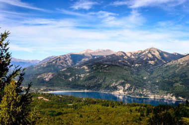 Tepenin tepesinden dağ manzarası. Göl manzaralı Katedral Tepesi.