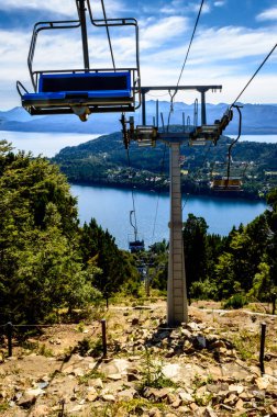 Bariloche dağındaki Aerosilla. Karsız. Kuru ve sıcak iklim. Yaz.