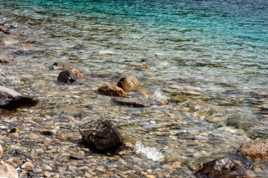 Bariloche 'deki bir gölün berrak sularının altındaki kayalar. Yaz. Sıcak.