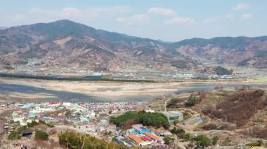 Güney Kore 'nin Gwangyang Maehwa Köyü' nde Çiçekli Erik Çiçeği Yolu 'nda Yürüyen Ziyaretçiler