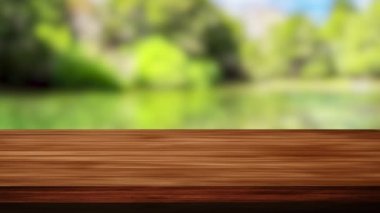 Ahşap masa barı ve bulanık yeşil orman arka planı. Işık ve sızıntı etkisi. HD görüntüler