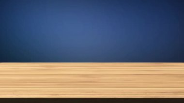 Titrek lacivert ve gökyüzü mavisi arkaplanın önündeki boş tahta masa. Işık ve sızıntı etkisi. HD görüntüler