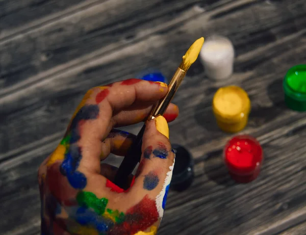 Woman Hand Which Smeared Gouache Holds Brushes Her Fingers — Stockfoto