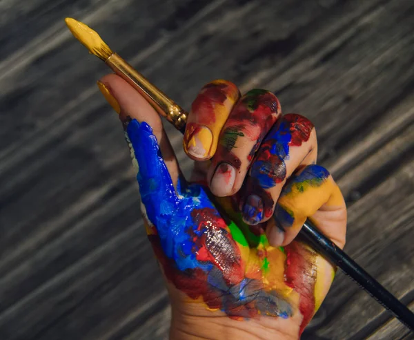 Woman Hand Which Smeared Gouache Holds Brushes Her Fingers — Stockfoto