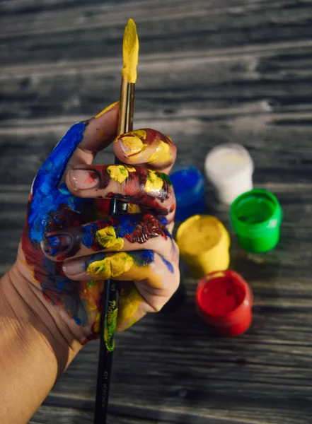 Woman Hand Which Smeared Gouache Holds Brushes Her Fingers — Stockfoto