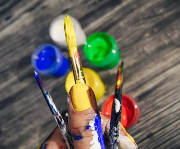 Woman Hand Which Smeared Gouache Holds Brushes Her Fingers — Stockfoto