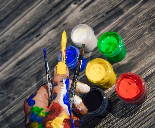 Woman Hand Which Smeared Gouache Holds Brushes Her Fingers — Stockfoto