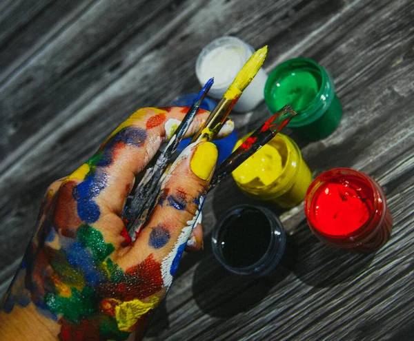 Woman Hand Which Smeared Gouache Holds Brushes Her Fingers — Stockfoto