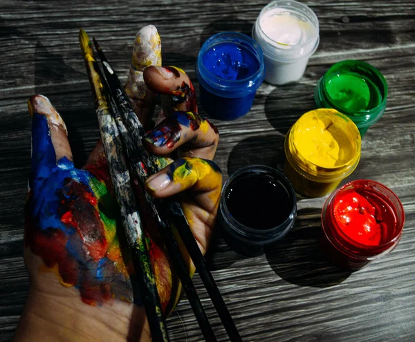 Woman Hand Which Smeared Gouache Holds Brushes Her Fingers — Stockfoto