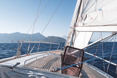 rüzgara doğru yelken altında