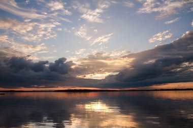 Gölün üzerinde gün batımı