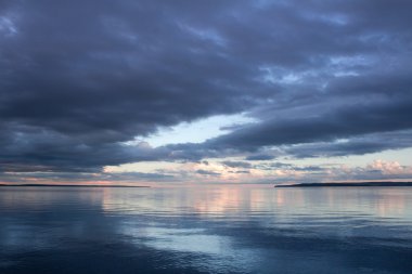Gölün üzerinde gün batımı