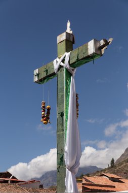 Kilise avluda Perulu çapraz