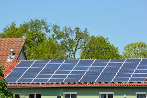 Painéis de energia solar no telhado da casa — Fotografia de Stock