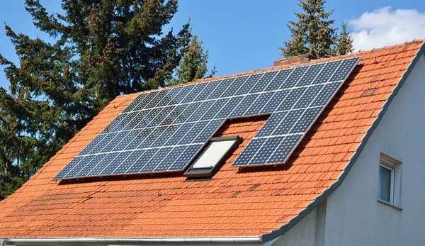 Painéis de energia solar no telhado da casa — Fotografia de Stock