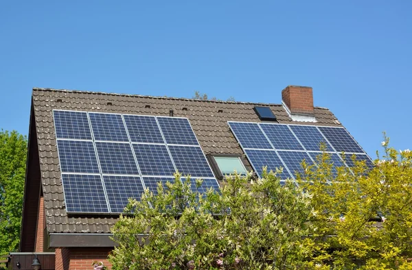 Painéis de energia solar no telhado da casa — Fotografia de Stock