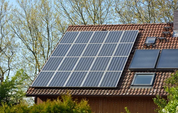 Solenergi paneler på taket av huset — Stockfoto