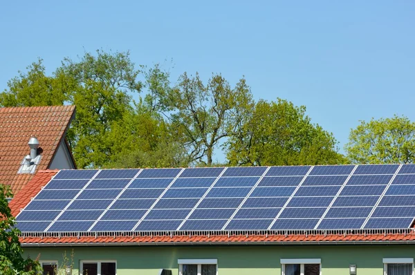 Solenergi paneler på taket av huset Royaltyfria Stockfoton