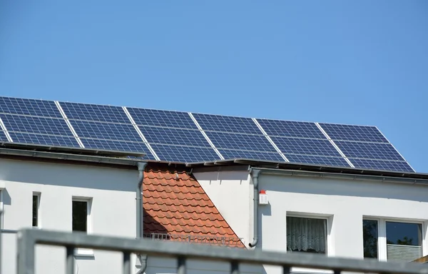 Solenergi paneler på taket av huset Stockfoto