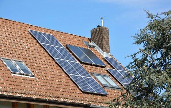 Solenergi paneler på taket av huset Stockbild