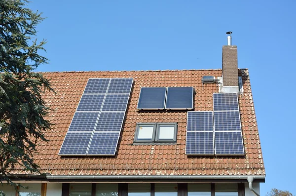 Solenergi paneler på taket av huset Stockbild