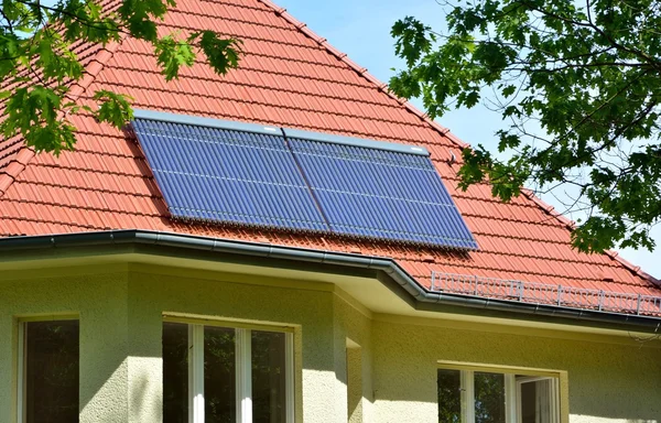 Painéis de energia solar no telhado da casa — Fotografia de Stock