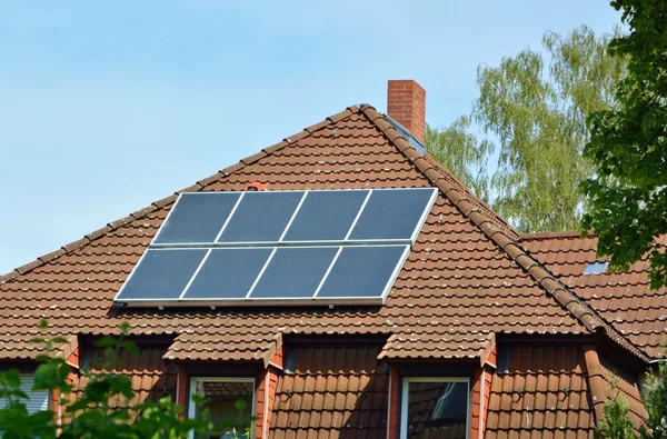 Painéis de energia solar no telhado da casa — Fotografia de Stock