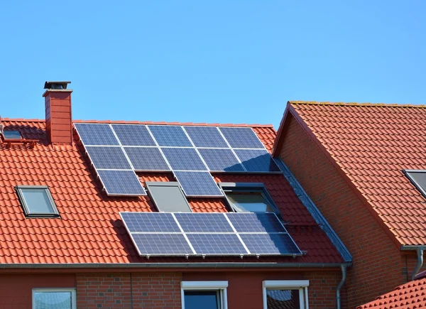 Sonnenkollektoren auf Hausdach — Stockfoto