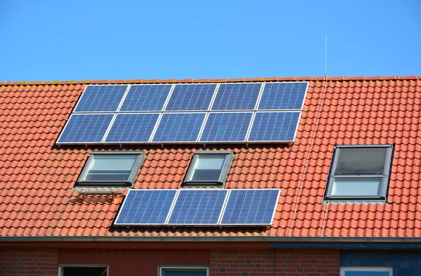 Pannelli solari sul tetto della casa — Foto Stock