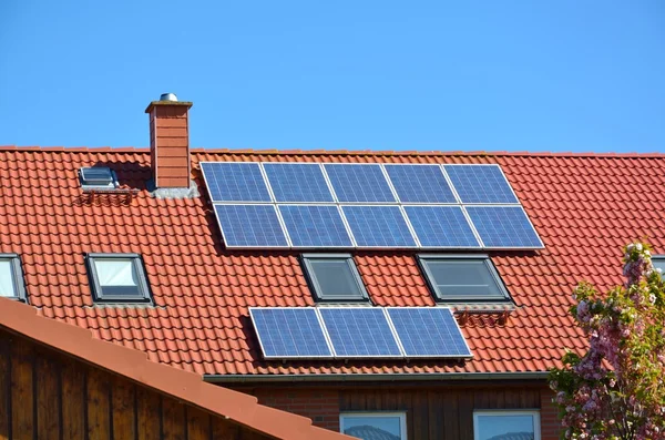 evin çatısında güneş enerjisi panelleri