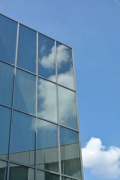 Скляний фасад сучасної офісної будівлі — стокове фото