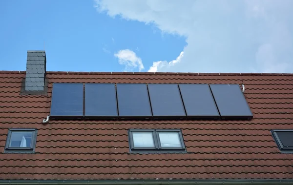 Painéis de energia solar no telhado da casa — Fotografia de Stock