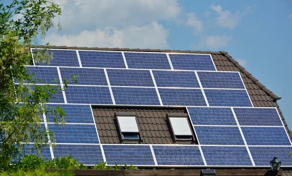 Painéis de energia solar no telhado da casa — Fotografia de Stock