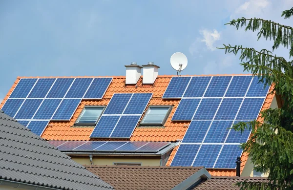 Zonne-energie panelen op dak van huis — Stockfoto