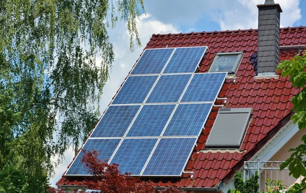 Painéis de energia solar no telhado da casa — Fotografia de Stock