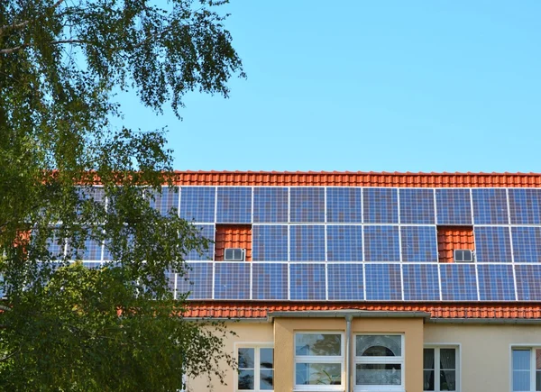 Solenergi paneler på taket av huset — Stockfoto