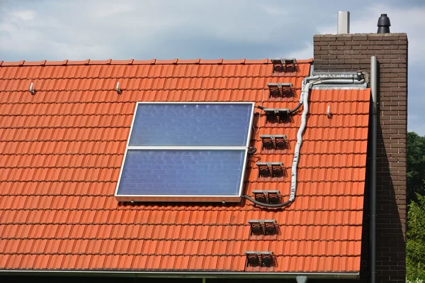 Συλλέκτες ηλιακής ενέργειας στην στέγη του σπιτιού — Φωτογραφία Αρχείου